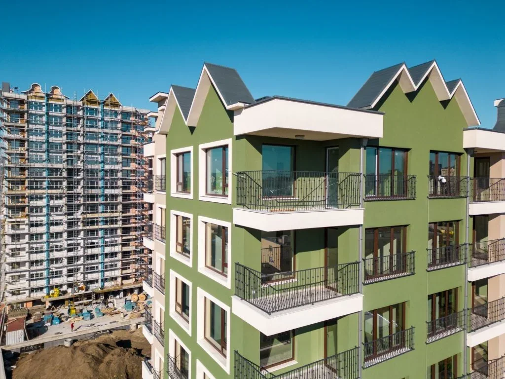 Condominio moderno oggetto di manutenzione