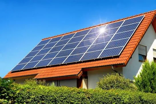 Impianto fotovoltaico installato sul tetto di un'abitazione