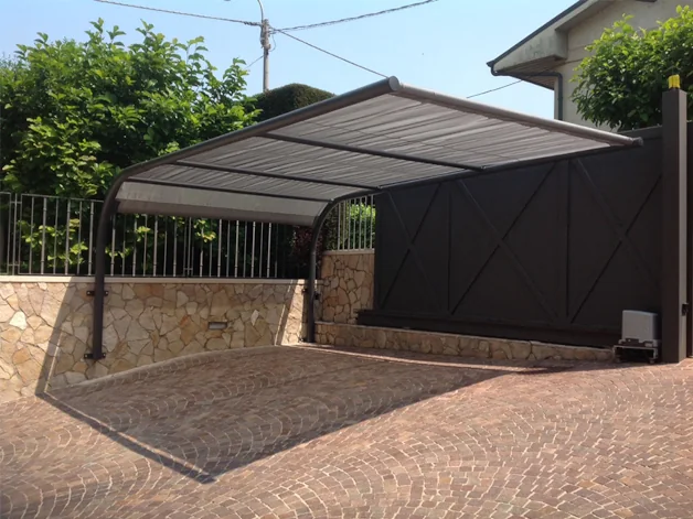 Tettoia per auto con struttura metallica e copertura